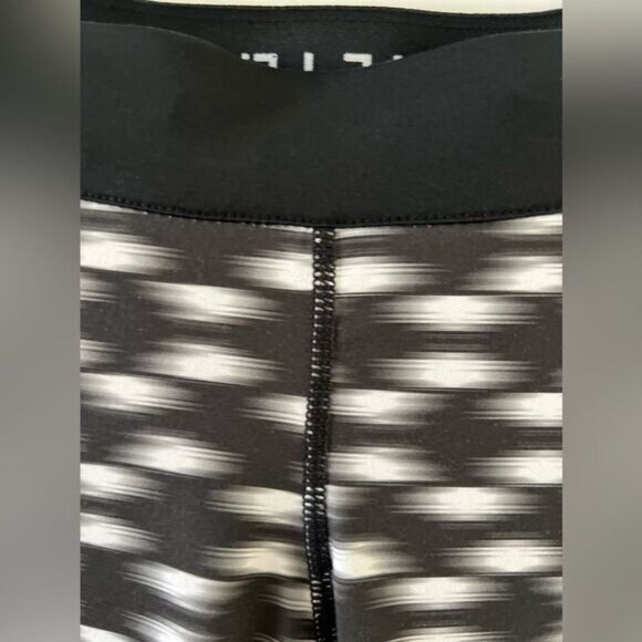 Nike Dri-Fit Womens Cropped Leggings Black & White Abstract Print Size M - Picture 5 of 9